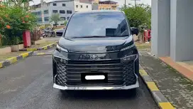 Km 7rb toyota voxy tss 2024 hitam pajak panjang cash kredit bisa