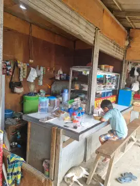 Pelayan warung nasi padang