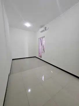 Disewakan Rumah di Taman Kopo Indah 5, Redwood