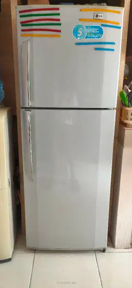 Dijual kulkas bekas merek LG