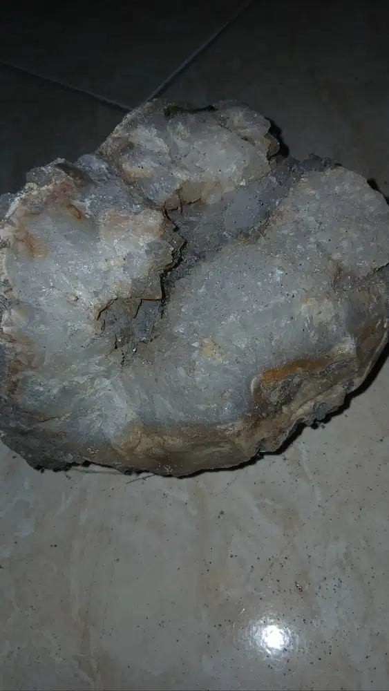 Batuan utuh bahan pajangan atau cincin