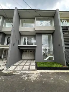 RUMAH BARU JAKARTA SELATAN 3 LANTAI