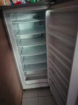 Dijual freezer es batu second masi mulus