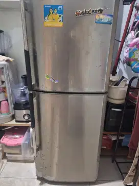 Kulkas second 2 pintu merk SHARP