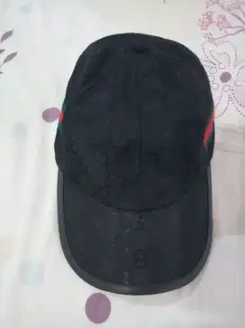 Topi Gucci Hitam Ada pengait di belakang