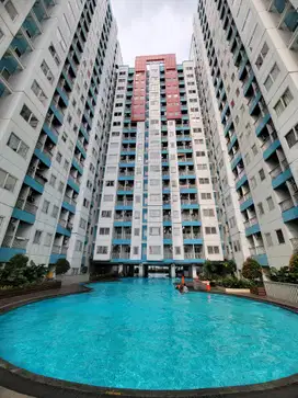 Disewakan Apartemen 2BR The Nest Puri, Lantai Tinggi, Hadap Kolam