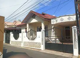 BUTUH UANG DIJUAL CEPAT - RUMAH PERMANEN LOKASI STRATEGIS TENGAH KOTA