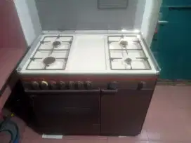 Kompor gas empat tungku