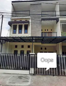 Dikontrakan Rumah siap huni 2.5 lantai pinggir jalan 2 mobil dj Condet
