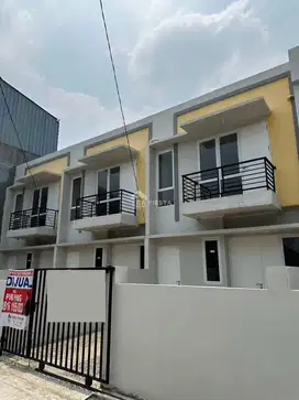 Dijual Rumah Bagus 2 Lantai Rapi Terawat di Taman Semanan Indah