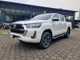 Toyota Hilux 2.5 DC 4x4 MT 2023