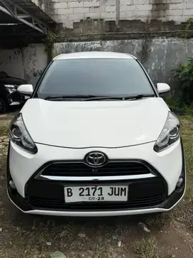Sienta V at matic 2018 putih, km low