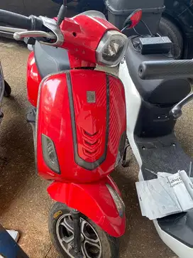 motor listrik model vespa merah
