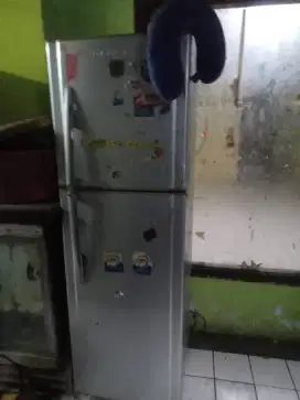 Kulkas 2 pintu merek Toshiba