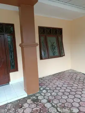 Desewakan rumah siap huni, luas, strategis, bisa untuk kantor