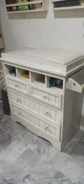 Lemari untuk keperluan bayi