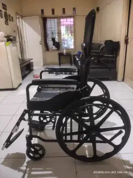 Kursi roda lipat seperti baru
