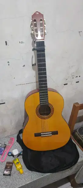 GITAR CLASSIC MERK MAHOGANI + TAS & CAPO