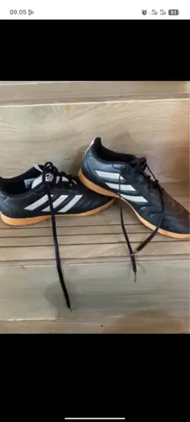 Sepatu futsal Adidas