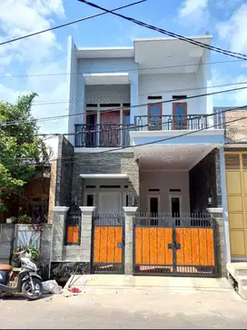 Dijual Rumah Abu Tingkat di Pinggir Jalan Utama Pondok Ungu Permai!