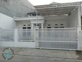 Dijual 1M-an!! Rumah Putih Tingkat 1 1/2 lantai di Harapan Indah