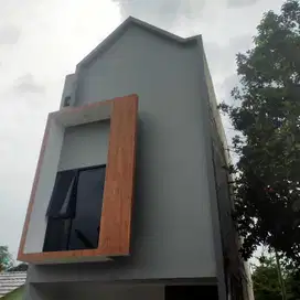 Rumah dua lantai akses dua mobil di Jakarta timur