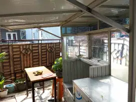 Etalase untuk berjualan sudah lengkap