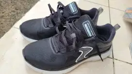 Sepatu lari skechers