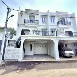 Rumah Dengan Private Pool Dekat Plataran Jagakarsa