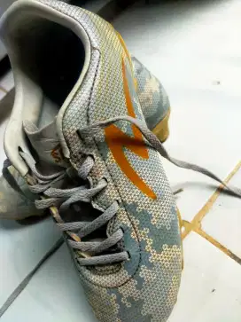 Sepatu bola anak