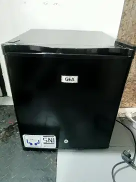 KULKAS PORTABEL/MINI BAR MERK GEA