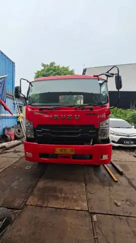 Isuzu giga 285 PS/ tractor head