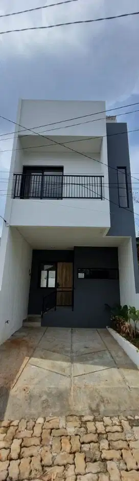 RUMAH MEWAH 2 LANTAI TENGAH KOTA STRATEGIS  CIRACAS JAKARTA TIMUR
