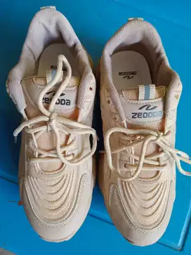 Sepatu masih BARU uk 40 kecil
