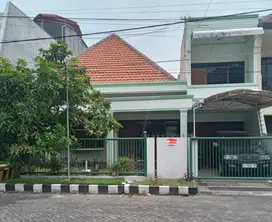 RUMAH LAMA MANYAR BAGUS TERAWAT SIAP HUNI. RPW JALAN 3 MOBIL.
