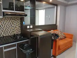 DISEWAKAN UNIT APARTMENT BASSURA BERSIH DAN RAPI 2 KAMAR FURNIS