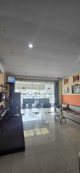Disewakan lantai 1 saja Ruko Bulevar Hijau Kota Harapan Indah Bekasi