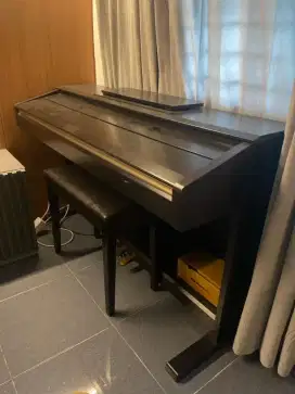 Piano yamaha arius