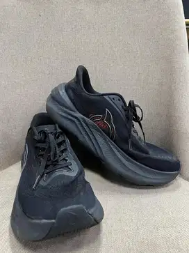 Sepatu running ortuseight hyperblast shadow