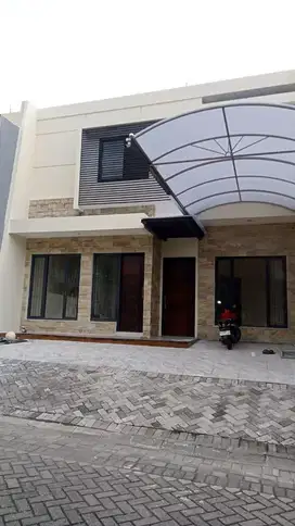 Rumah habis renov Woodland Citraland Surabaya Barat