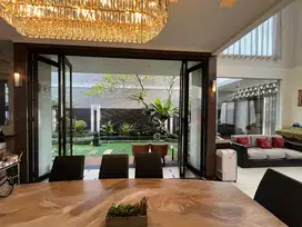 Dijual rumah Huk nyaman adem dengan kolam renang pribadi The Green BSD