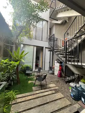 Disewakan Rumah 2 lt di Pesangrahan Jakbar ada furniture lt 150 m2 lb