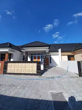 RUMAH BARU CANTIK LIMASAN MODERN SIAP HUNI DALAM CLUSTER DI POTORONO