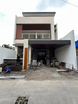 RUMAH BARU MEWAH KONTEMPORER MODERN DENGAN KOLAM RENANG DEKAT UGM