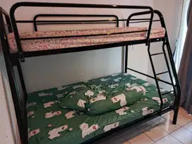 Kasur tingkat dan kasur dorong