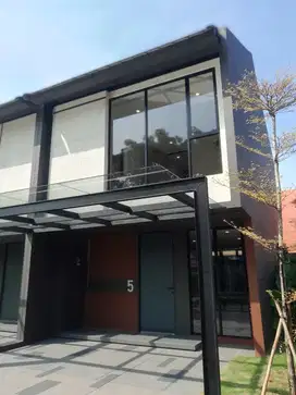 Rumah baru di lippo3 kamar pasilitas kolam renang di dalam cluater