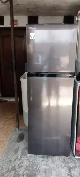 Kulkas 2 pintu merk Toshiba inverter