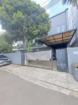 Disewakan Rumah Luas Strategis Dekat Pondok Indah Mall & SCBD