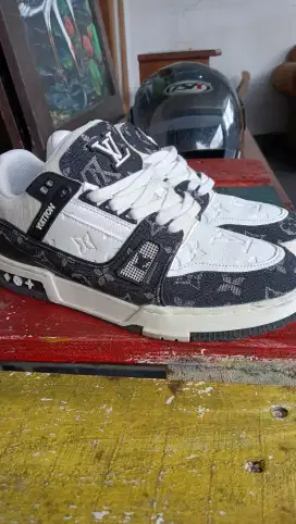 LV trainer white black 
White black - 43 low top - casual sneakers
