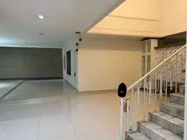 Taman Kebon Jeruk intercon rumah siap huni ,5 kamar  hadap Timur, SHM